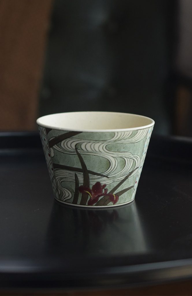 Chinese-style ceramic cup with vintage patterns enhances daily rituals—perfect for everyday dining settings.