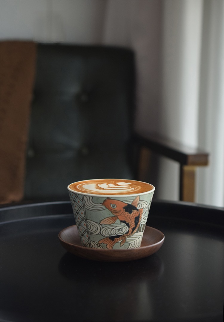 Vintage-style Chinese ceramic latte mug adds elegance to your workspace.