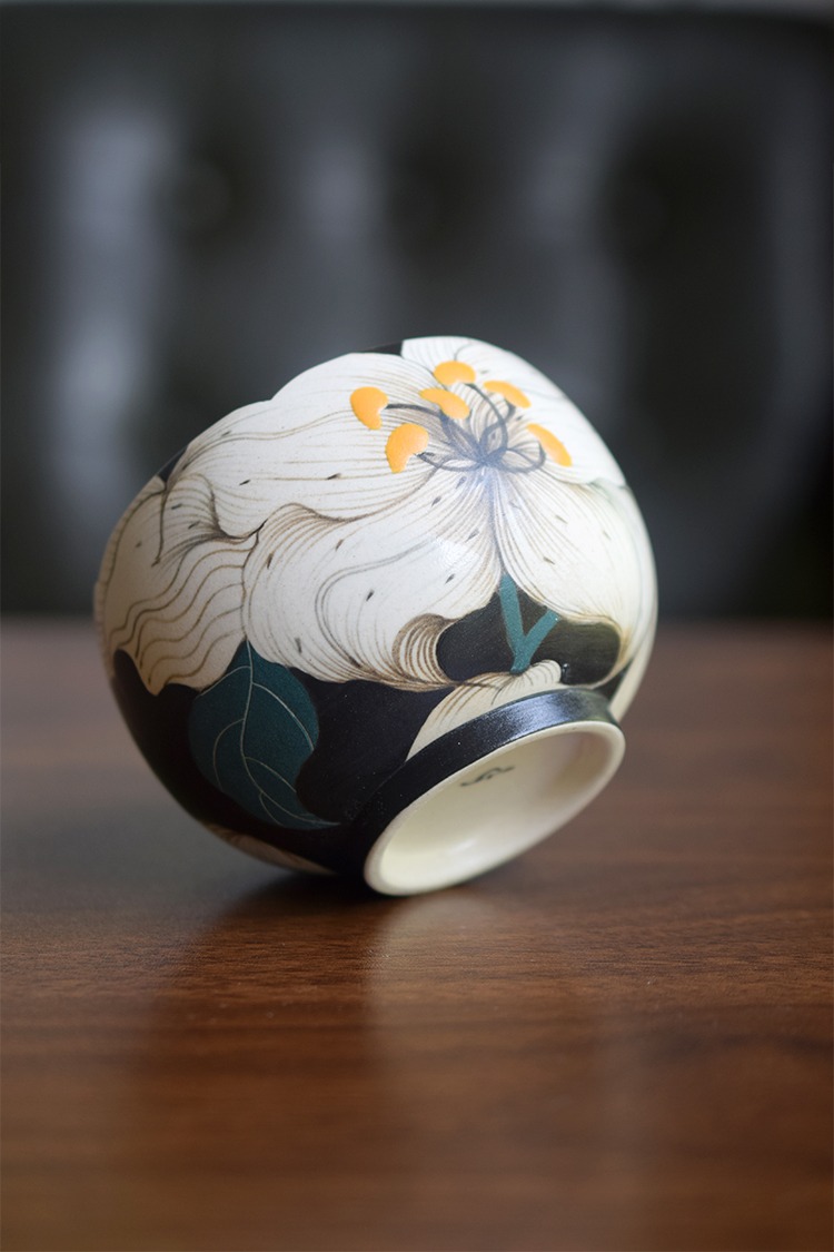 Hand-painted lily ceramic coffee cup with stamped footed base, carefully distinguish authenticity.