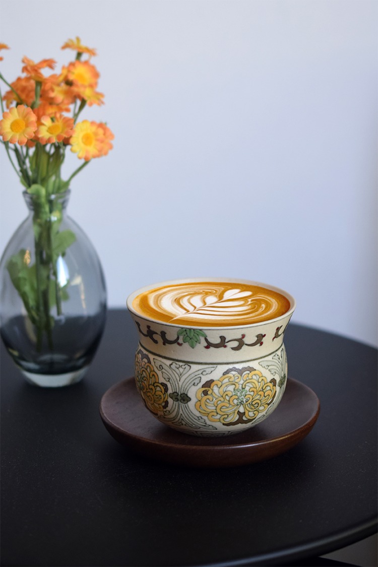 Hand-painted polychrome chrysanthemum ceramic coffee cup, perfect for enjoying coffee and fresh flowers during your leisure time