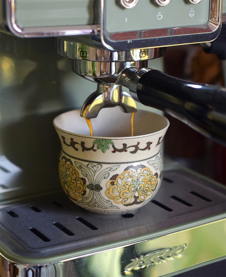  Hand-painted polychrome chrysanthemum ceramic coffee cup, perfect for use with coffee machines, offering a beautiful and functional addition to your coffee routine