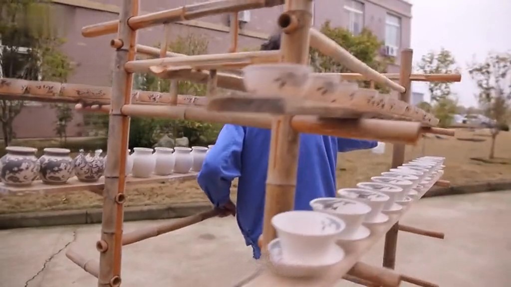Under-glaze High-fire Safe-glaze Worker who carries ceramic blanks on their shoulder