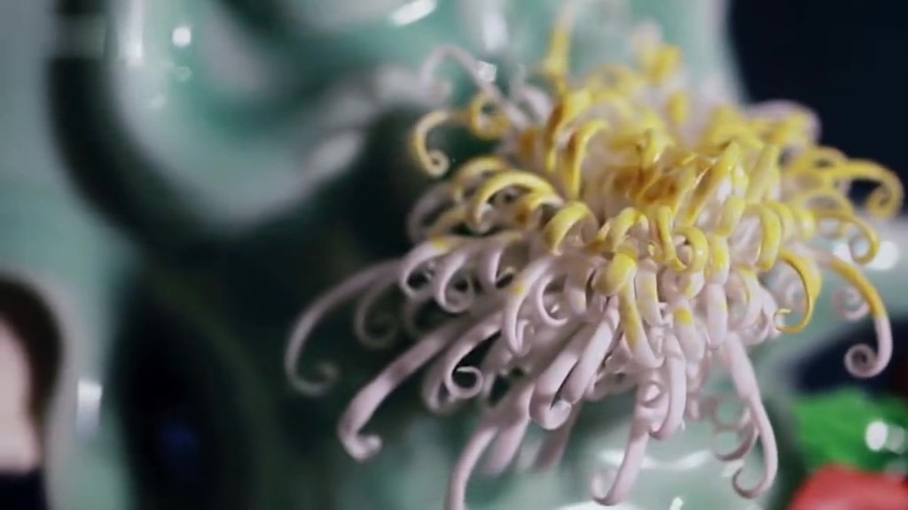 Under-glaze High-fire Safe-glaze This refers to the technique of handcrafting a chrysanthemum flower design on ceramics, often through detailed and intricate molding or sculpting.