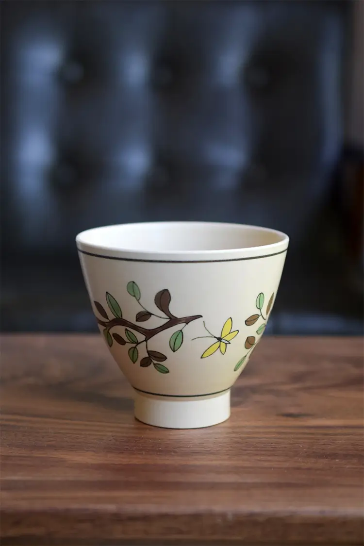 Chinese-style coffee cup showcases its back underglaze design, adding character to themed restaurants.