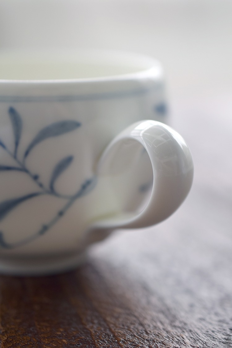 Chinese-style ceramic coffee cup with handle, offering a secure and comfortable grip for relaxed home use or tea breaks