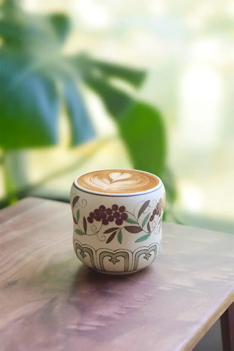 Custom ceramic mug features vintage Chinese style, making a heartfelt Teacher’s Day gift.
