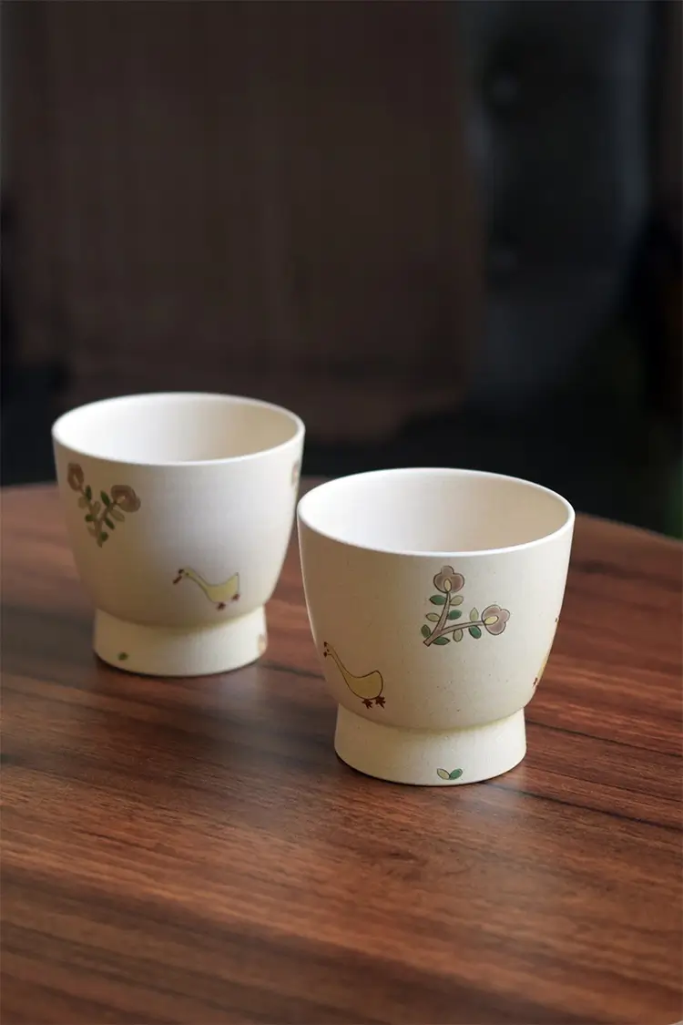 Vintage-style custom ceramic tea cups designed for relaxed home tea moments.
