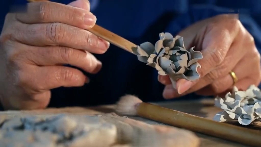 Under-glaze High-fire Safe-glaze Flower modeling is a handcraft technique where flowers are shaped on the surface of ceramics for decoration.