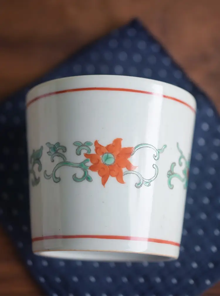Hand-painted Chanzhi pattern showcases vintage Chinese style, perfect for coffee or tea.