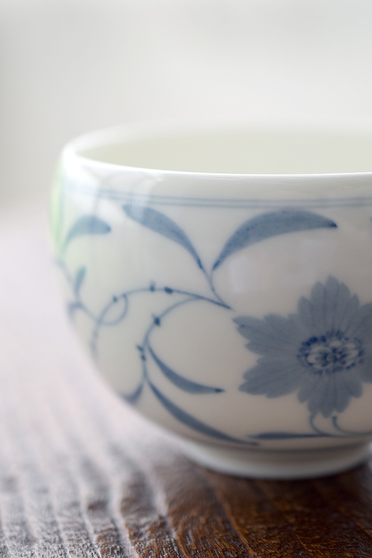 Hand-painted blue and white porcelain cup with chanzhiwen detail, crafted for mindful users seeking calm in daily tea rituals