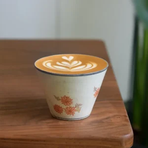 hand-painted-japanese-daisy-coffee-mug-800×800 Hand-painted daisy coffee mug blends Japanese style with daily rituals, highlighting Eastern aesthetics.