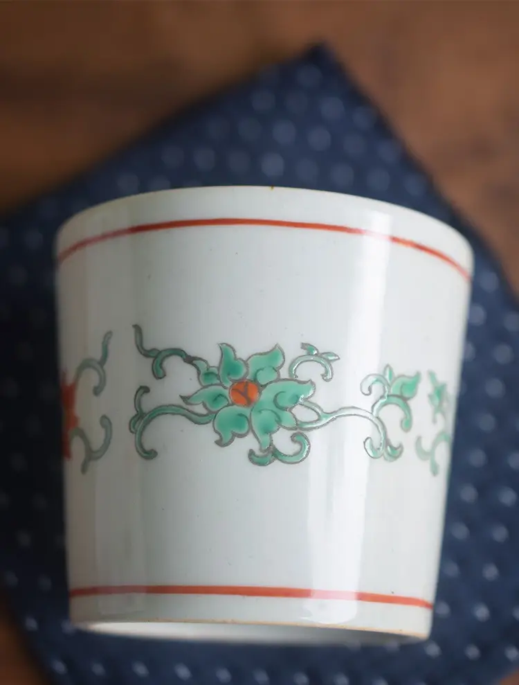 Handcrafted ceramic mug with hand-painted Chanzhi design enhances your daily coffee ritual.