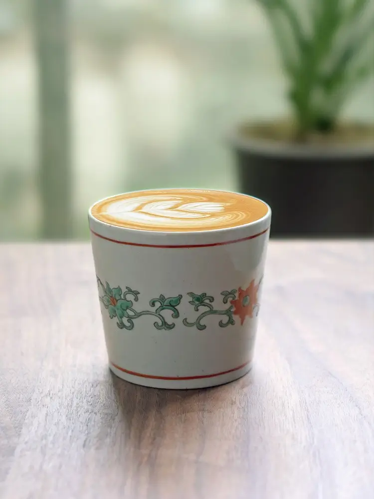 Handcrafted coffee mug featuring underglaze Chanzhi pattern brings minimalist elegance to thoughtful teachers.