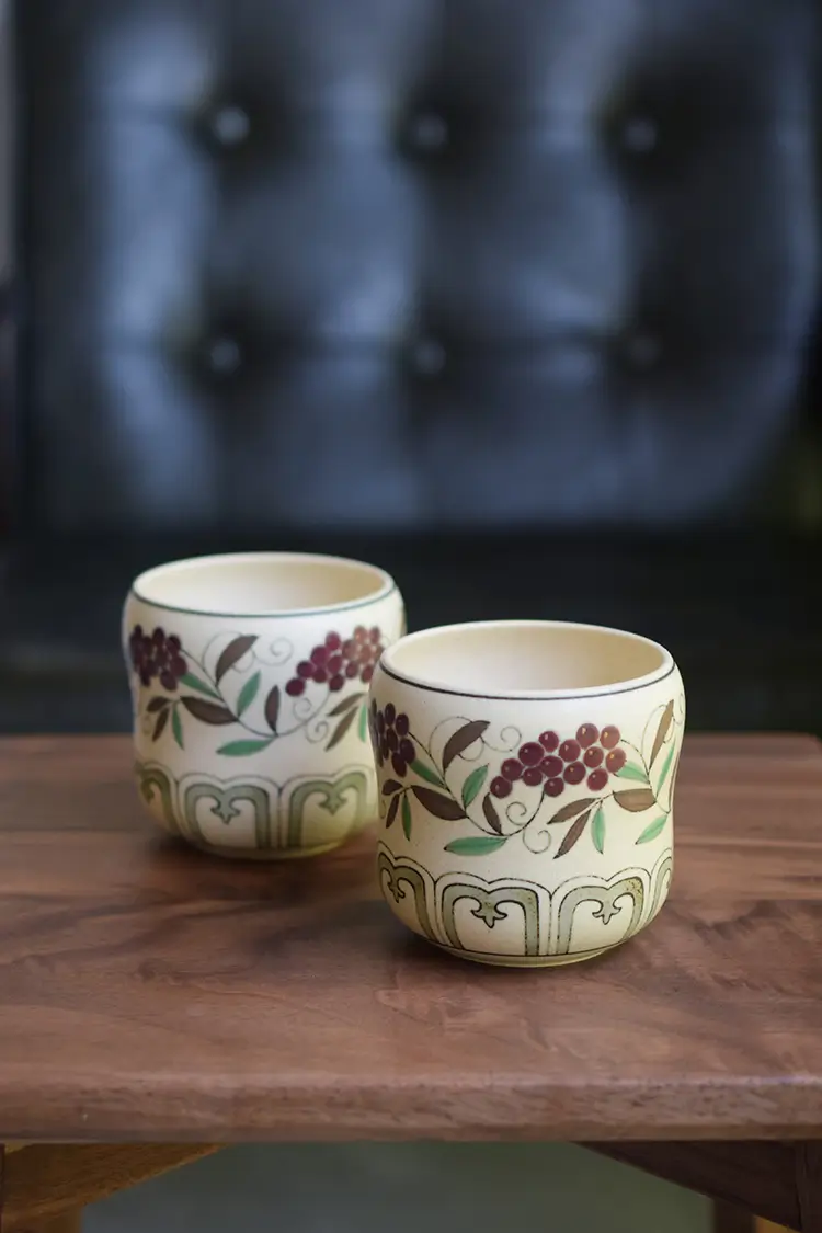 Handmade ceramic tea cups embraces vintage Chinese aesthetics, enhancing any teahouse atmosphere.