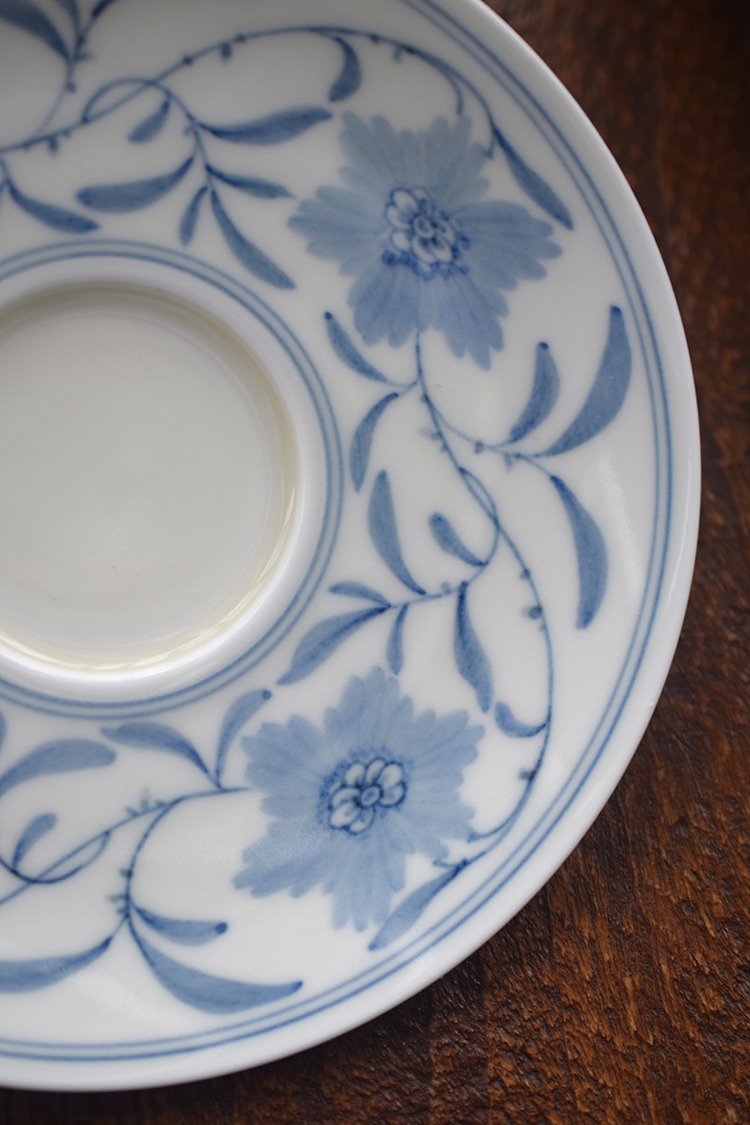 Handcrafted plate with hand-painted chanzhiwen patterns, designed to enhance peaceful dining in mindful or meditative spaces
