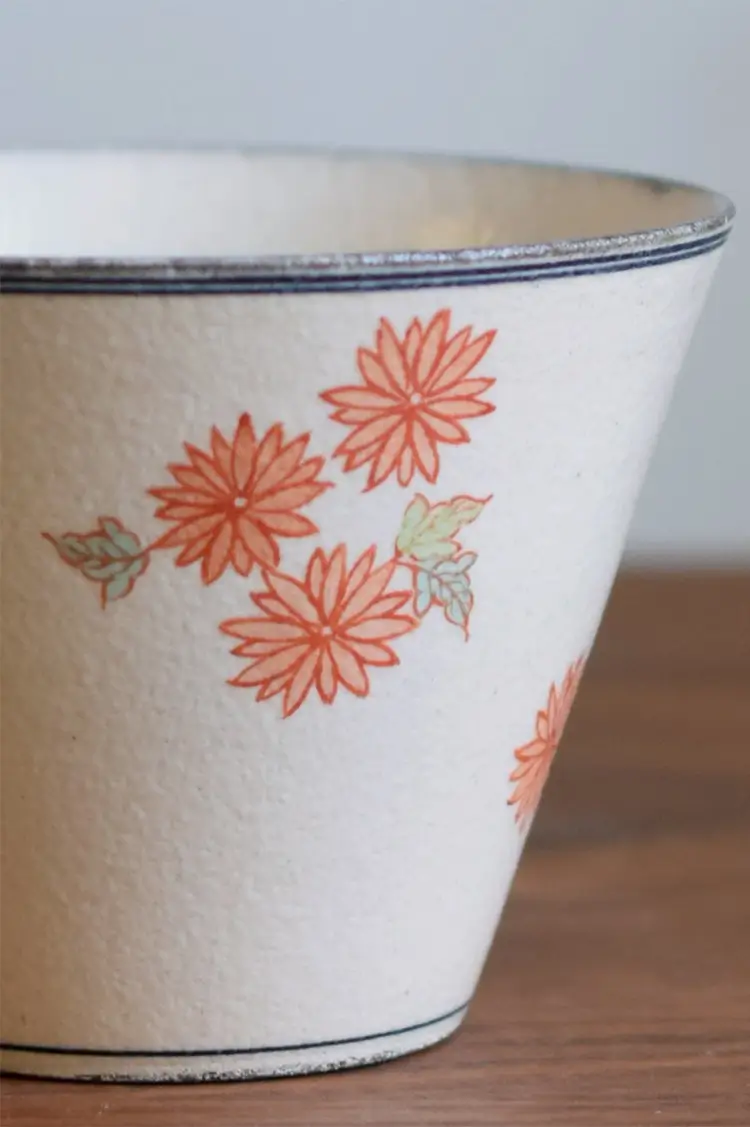 Handcrafted daisy ceramic cup showcases delicate hand-painted details, revealing the artistry behind every brushstroke.