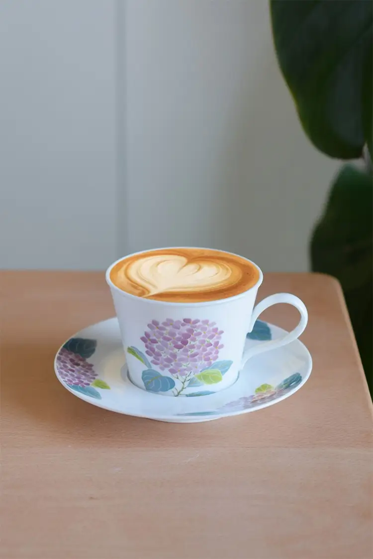 Nordic-style ceramic cup designed for modern households' daily dining.