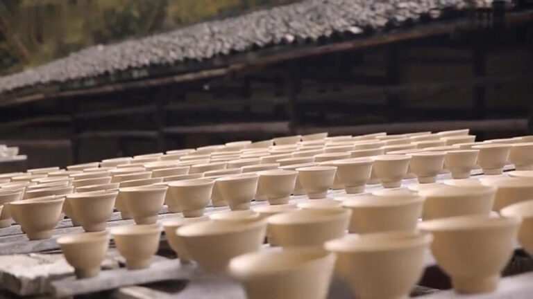 A Quick Guide to Understanding Overglaze and Underglaze Decoration