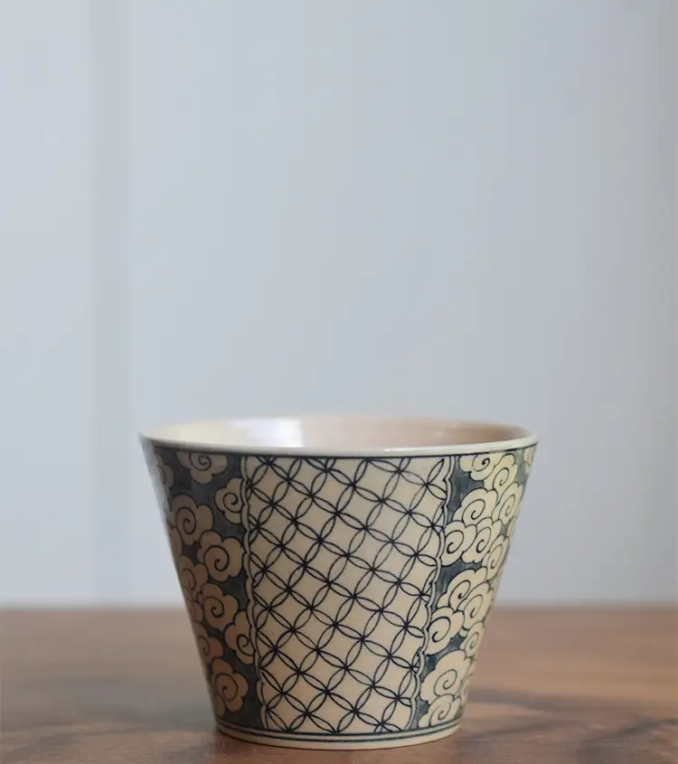 Minimalist Chinese-style ceramic coffee cup with soft cloud design, ideal for office or daily use.